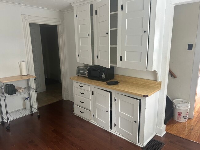 Kitchen - 305 N Lowell Ave