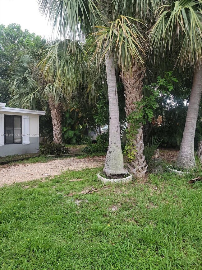 Building Photo - 1800 NE 51st Ct
