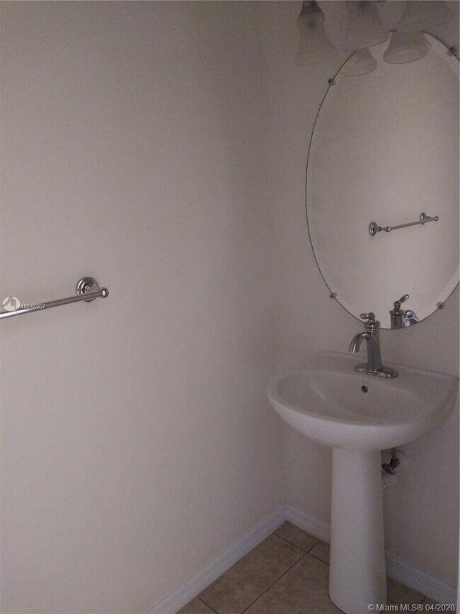 Building Photo - 9680 Lago Dr