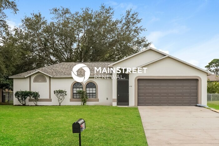 Foto principal - 4 Bedroom Pet-Friendly Home in Palm Bay, F...