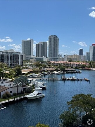 Building Photo - 2500 Parkview Dr