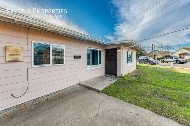Building Photo - Available now! Charming 2 bed, 1 bath dupl...