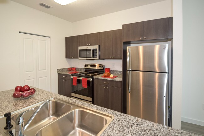 Foto del edificio - Torino Lakes Rental Townhomes