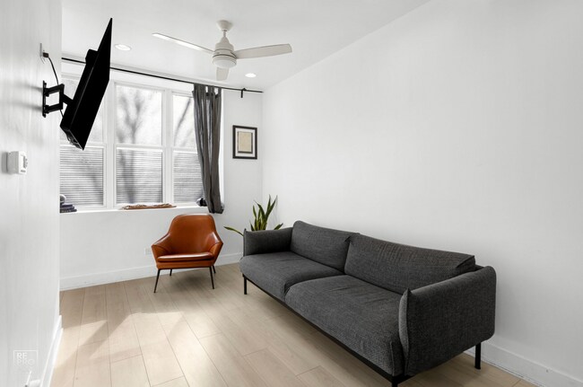 Foto del edificio - 1708 W 35th St