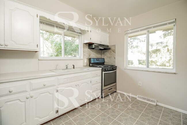 Building Photo - Discover Your Sanctuary in Vibrant Toledo