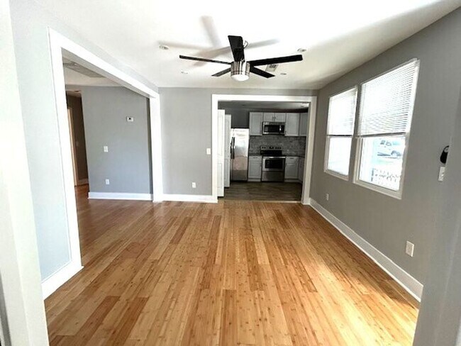 Foto del edificio - Brick 3 bedroom, 2 bath ranch style home, Updated kitchen, Open floor plan, Deck