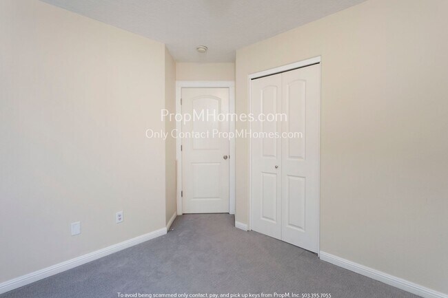 Building Photo - Spacious Three Bedroom Home: Perfect for F...