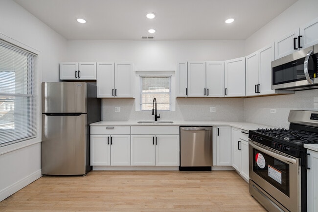 Building Photo - 2836 W 40th St