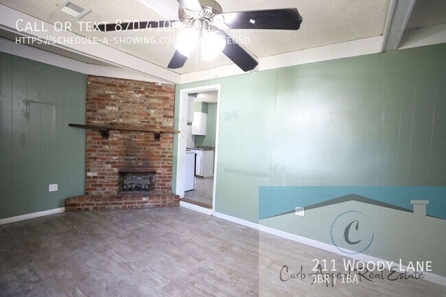 Building Photo - Move in special $800!! Spacious 3 bed 1 ba...
