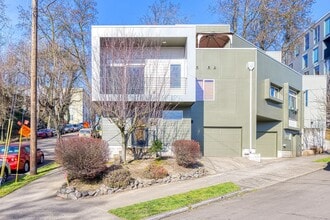 Building Photo - 3220 N Michigan Ave