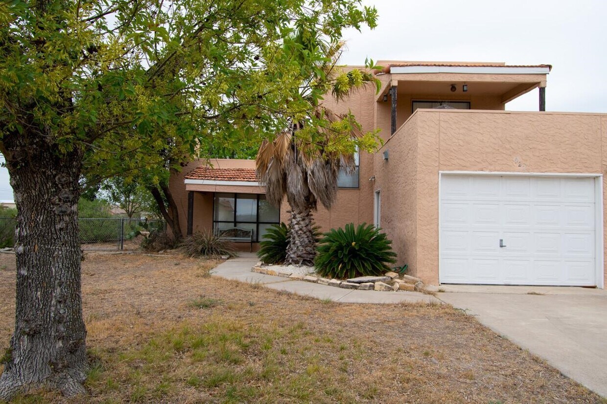 Primary Photo - 922 Lago Vista Dr
