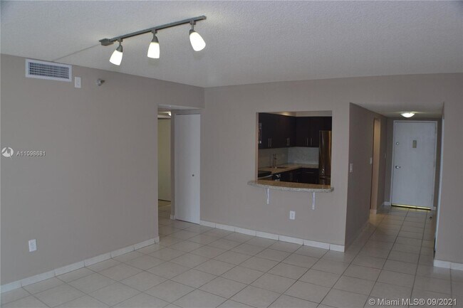 Building Photo - 20505 E Country Club Dr