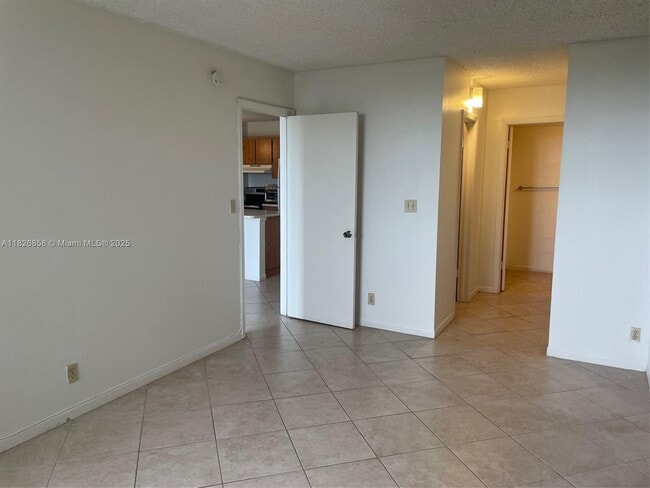 Building Photo - 2771 Riverside Dr