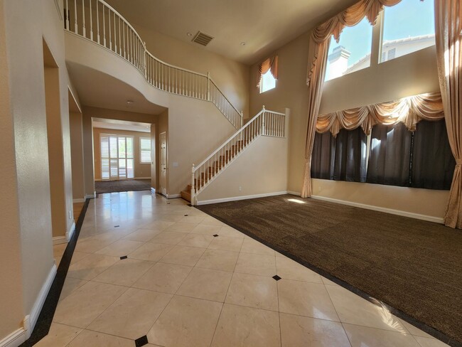 Building Photo - Tuscany Hills 5 Bed 3.5 Ba Pool Home