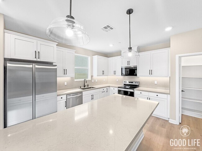 Building Photo - Never-Lived-In Modern 5BR Home with Private Backyard