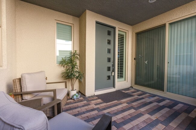 Building Photo - Luxury Summerlin townhome in resort style gated community