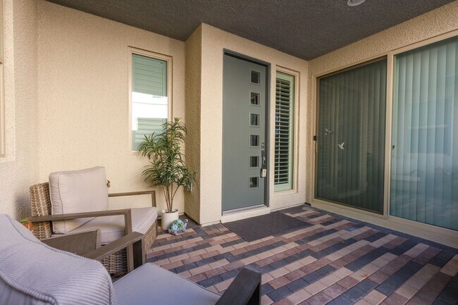 Foto del edificio - Luxury Summerlin townhome in resort style gated community