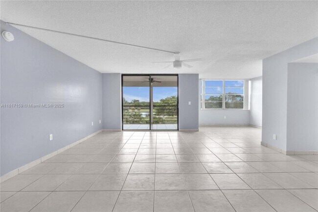 Foto del edificio - 900 St Charles Pl
