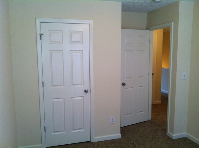 Building Photo - 7160 Grosbeak St