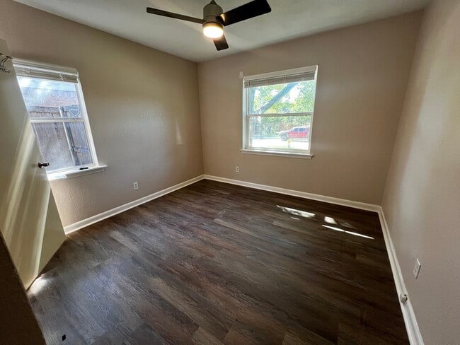 Building Photo - Charming 3-Bedroom Gem in Dallas!