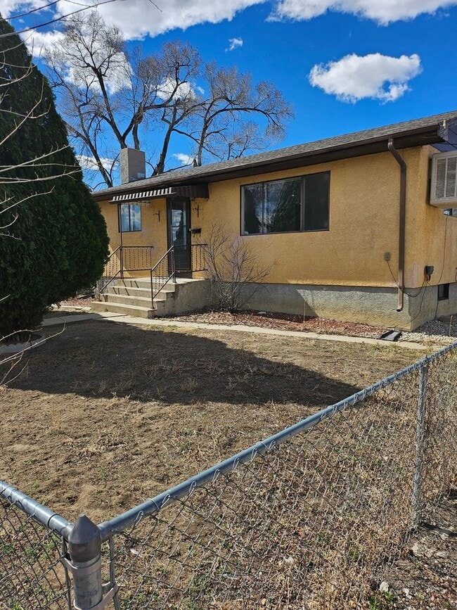 Foto del edificio - ALL PROSPECTIVE TENANTS MUST SUBMIT A ON LINE APPLICATION AND BE PRE-QUALIFIED PRIOR TO ANY SHOWI...