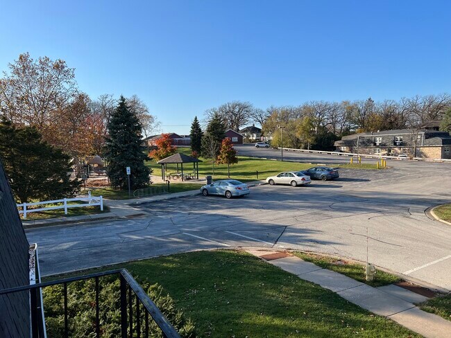 Building Photo - 9735 Ravinia Ct