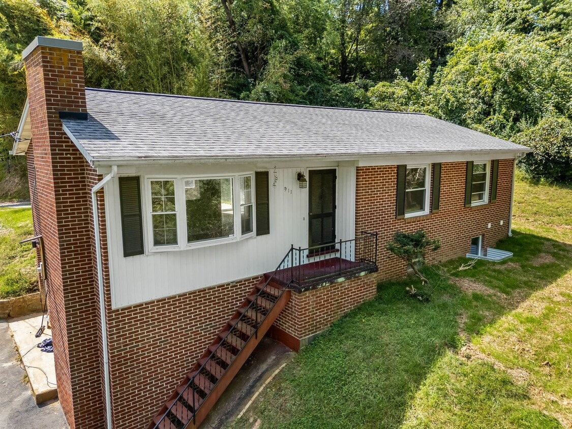 Primary Photo - 4 bedoom 2 bath home in Blacksburg VA!
