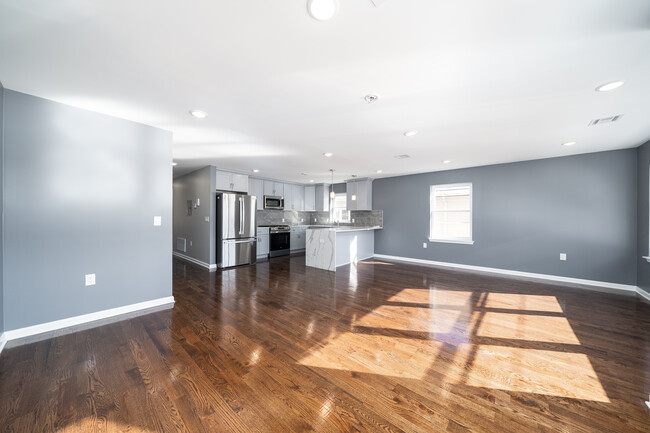 Living room/ Dinning room - 235 16th Ave