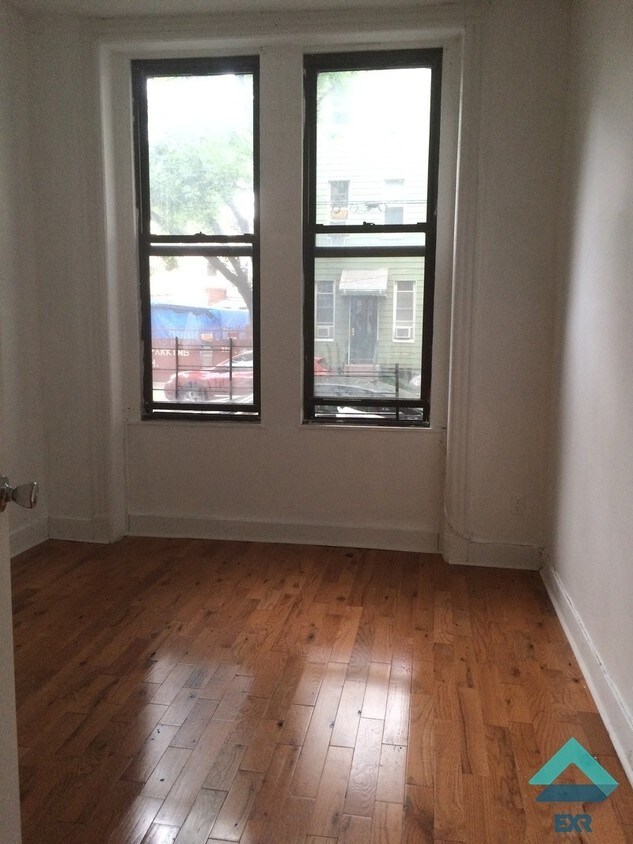 Primary Photo - 369 Menahan St