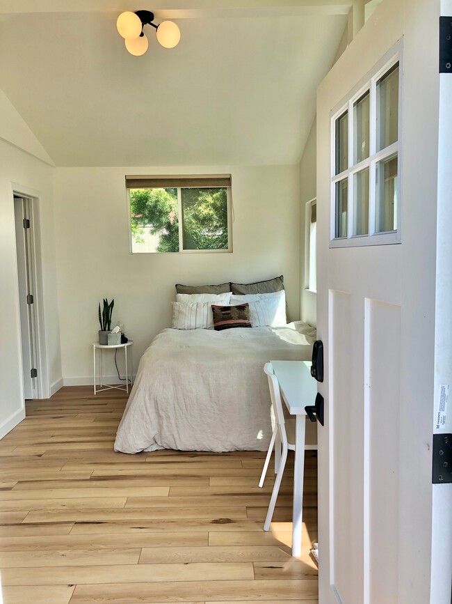 Cama Queen y escritorio súper cómodos - 3718 Revere Ave