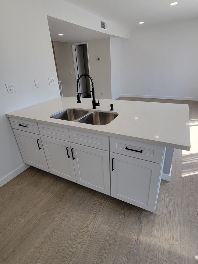 Kitchen Island - 1435 W Village Ln
