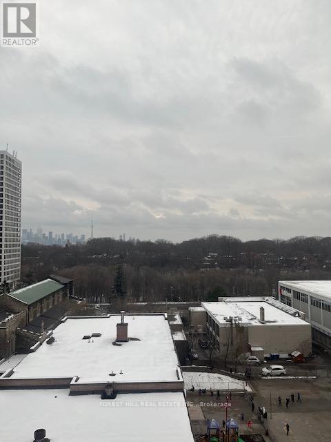 Building Photo - 310 Tweedsmuir Ave