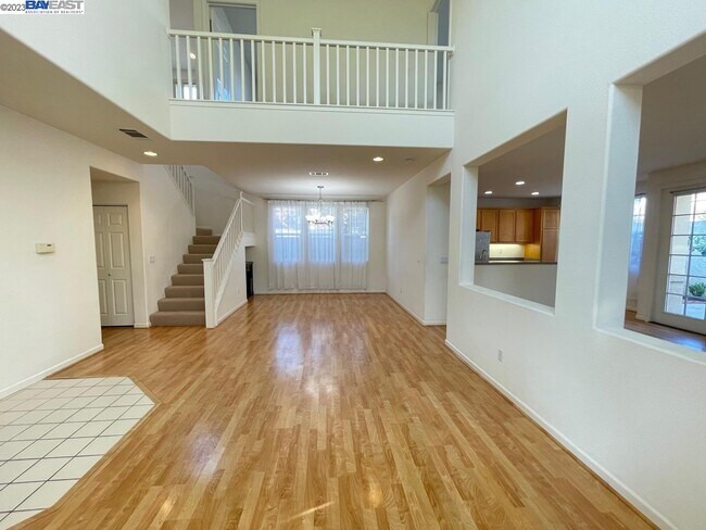 Building Photo - 5139 Hinsdale Ct