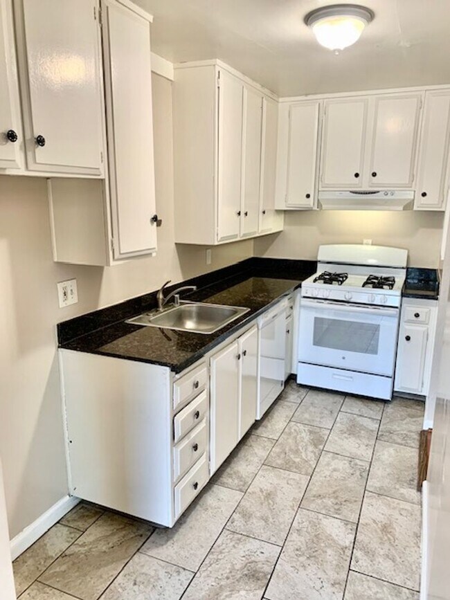 Foto del edificio - Great 2 bed, 1.5 Bath Condo with Garage in...