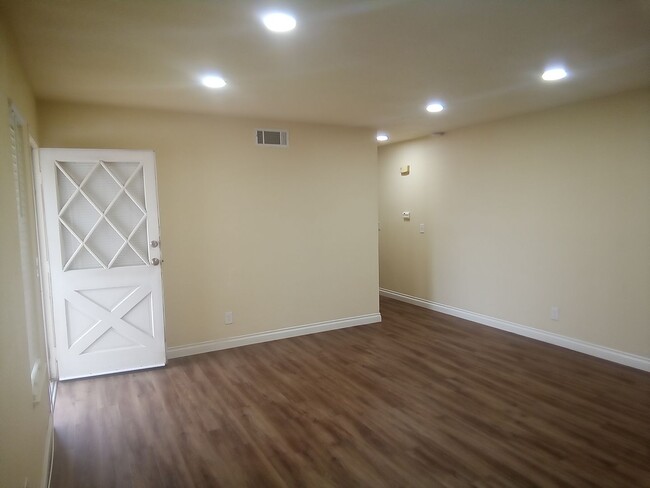 Building Photo - Nicely remodeled 3 bedroom 2 bath home wit...