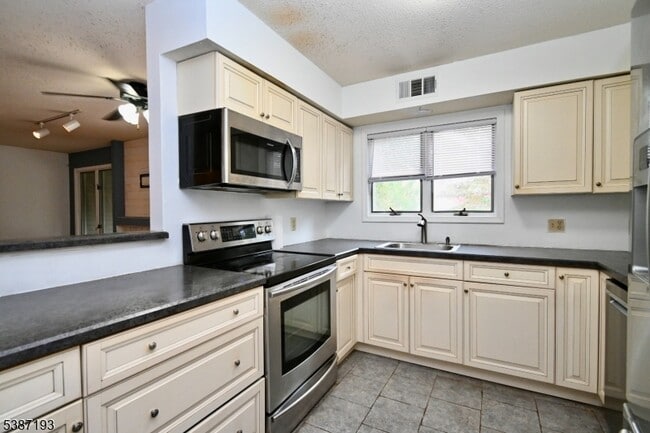 Foto del edificio - 32 Pine Hollow Ct
