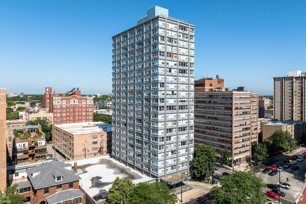 Foto principal - Sheridan Tower - 5650 N Sheridan Rd