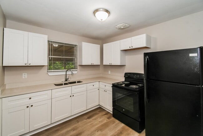 Building Photo - 7258 Greenway Dr