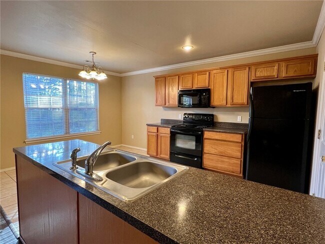 Building Photo - 2219 Skyler Dr