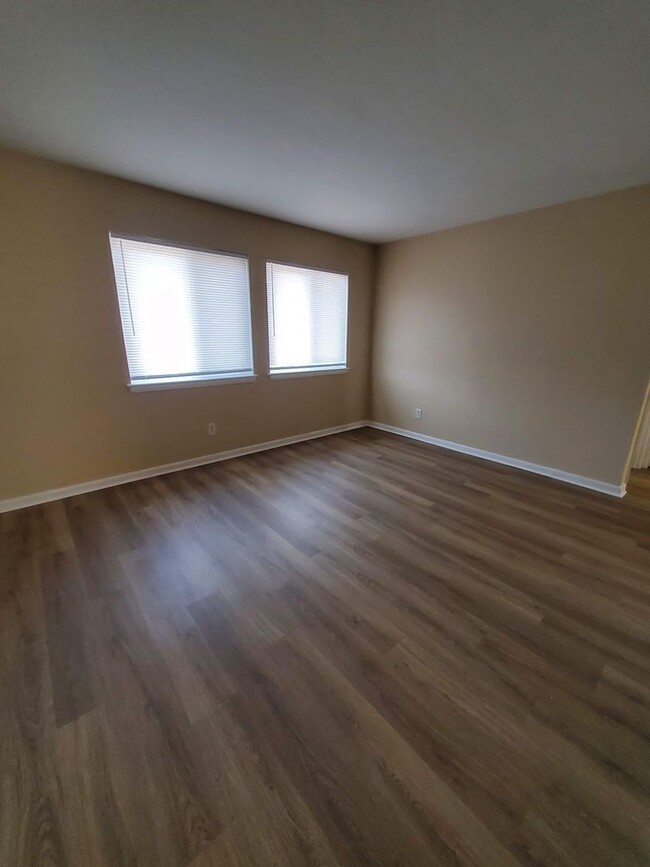 Building Photo - Absolutely Adorable two bedroom is move in...