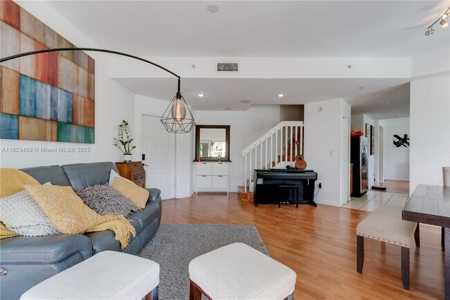 Foto del edificio - 11002 NW 83rd St