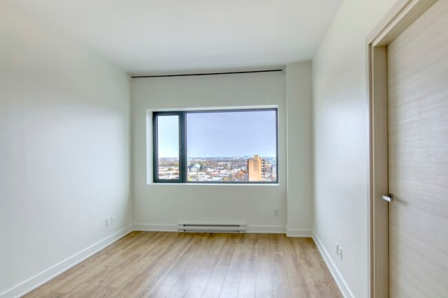 Building Photo - 30 Saint-Joseph Est