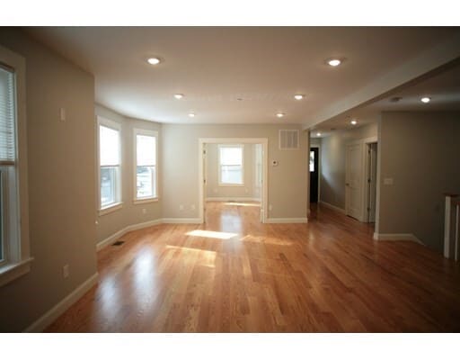 Primary Photo - 32 Sparks St