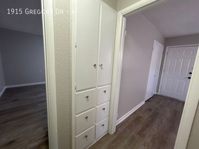 Foto del edificio - 1915 Gregory Dr