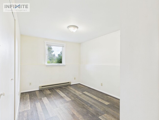 Building Photo - 3 Bedroom off East Valley Center!