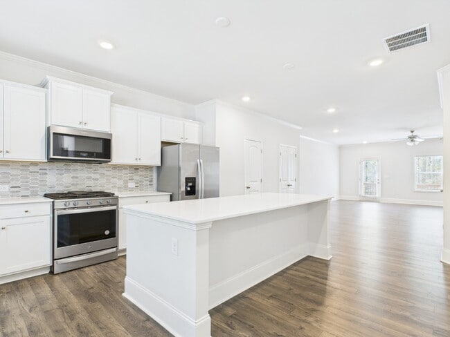 Foto del edificio - 3 Bed, 3.5 Bath, Finished Basement room, 2 car garage, walkable to Woodstock Middle and High scho...