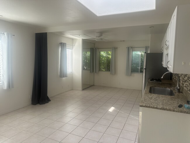 Building Photo - 4924 Park Dr