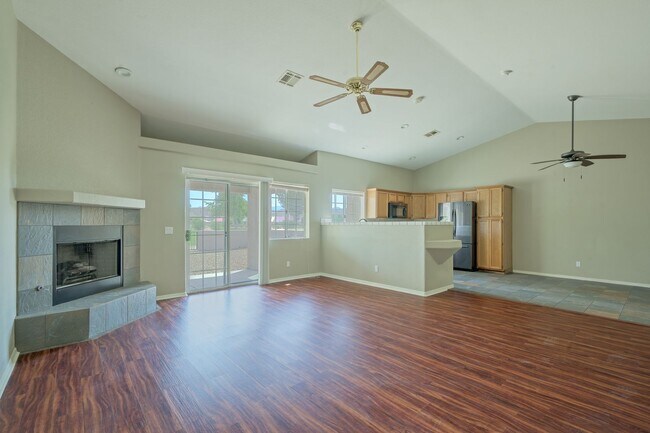 Foto del edificio - Beautiful Home on Green Belt in Palo Verde Meadows
