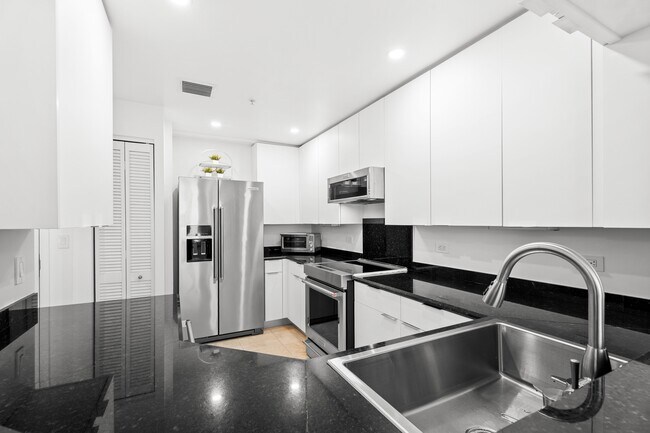 Building Photo - 801 Brickell Key Blvd