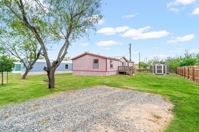 Building Photo - 8855 E Loop 1604 S #1 Adkins, TX 78101
